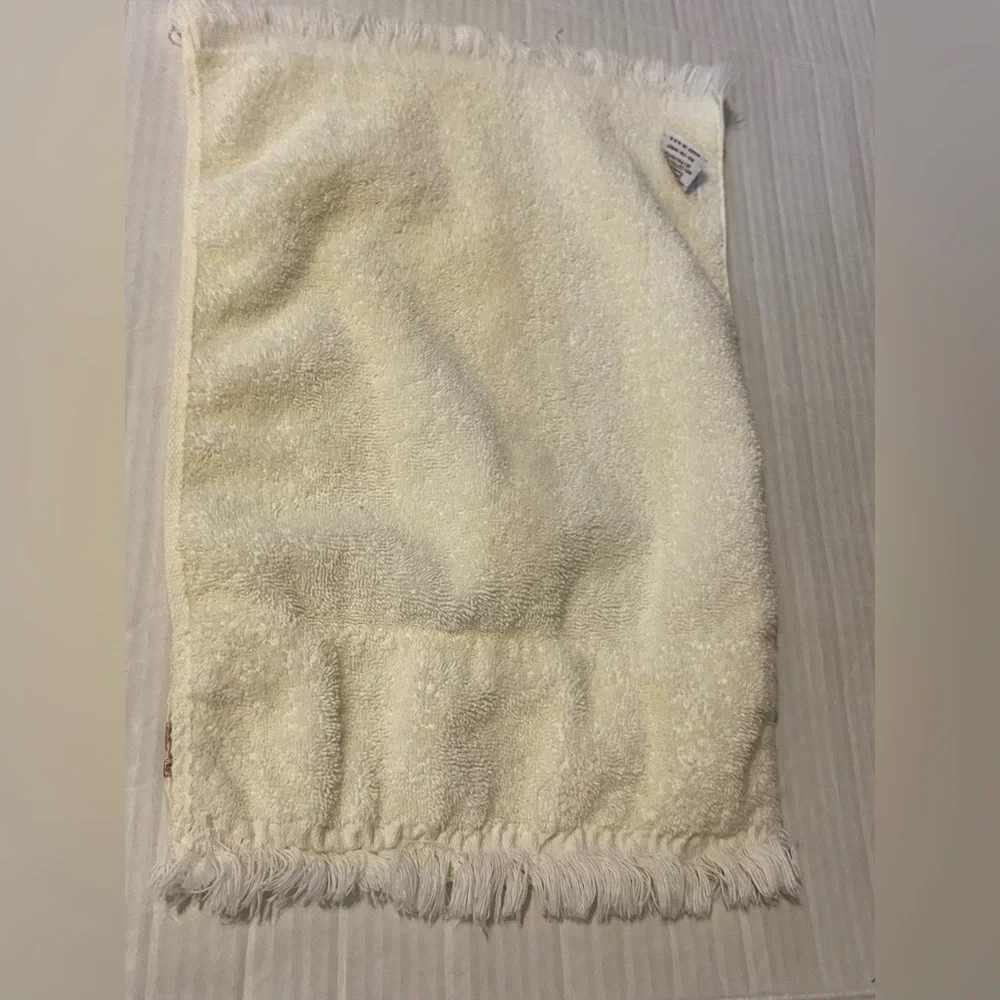 The Avanti Look 1978 lace floral trim USA VTG hand towel